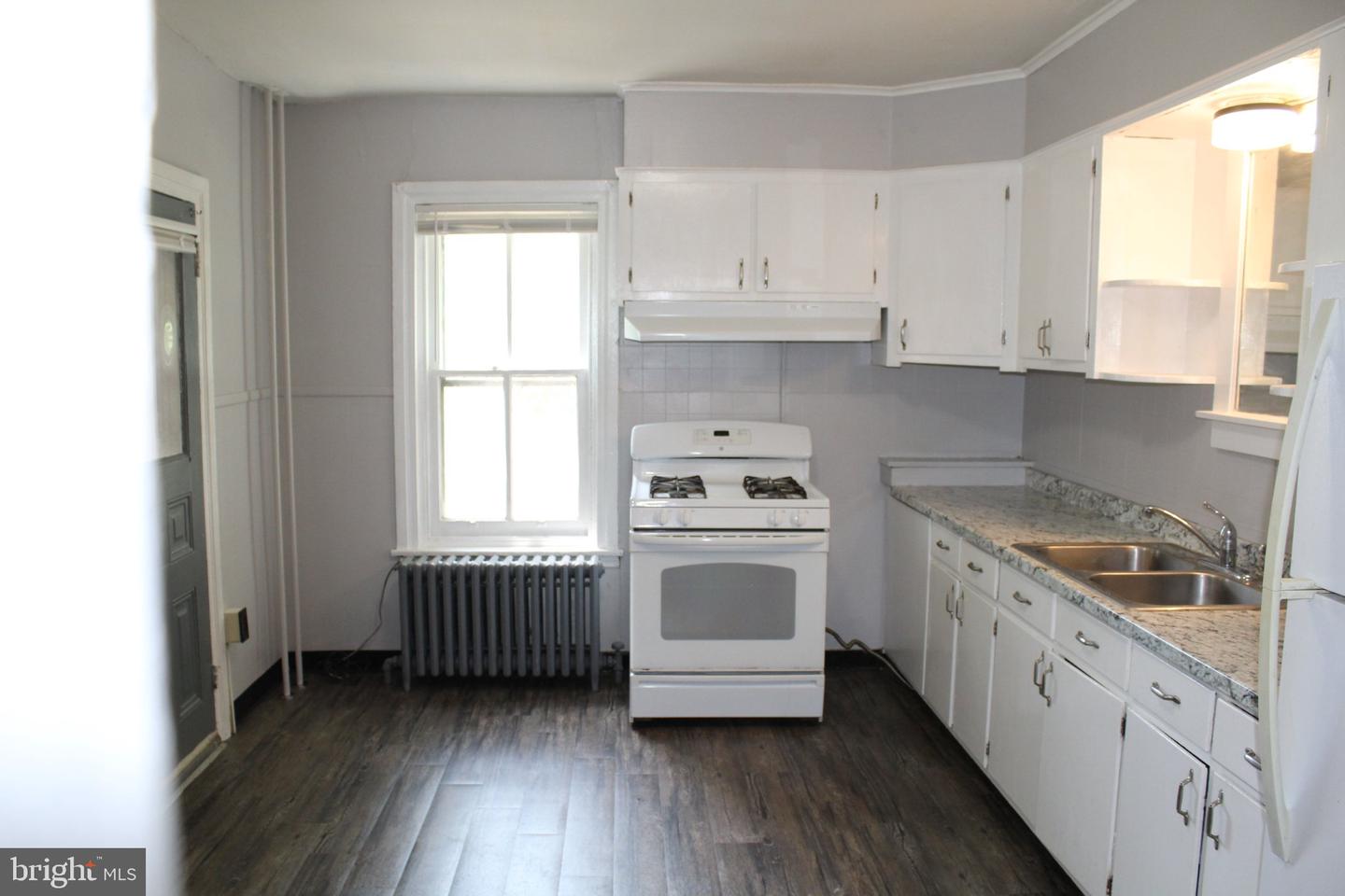 50 E 2nd St Property Photo 17