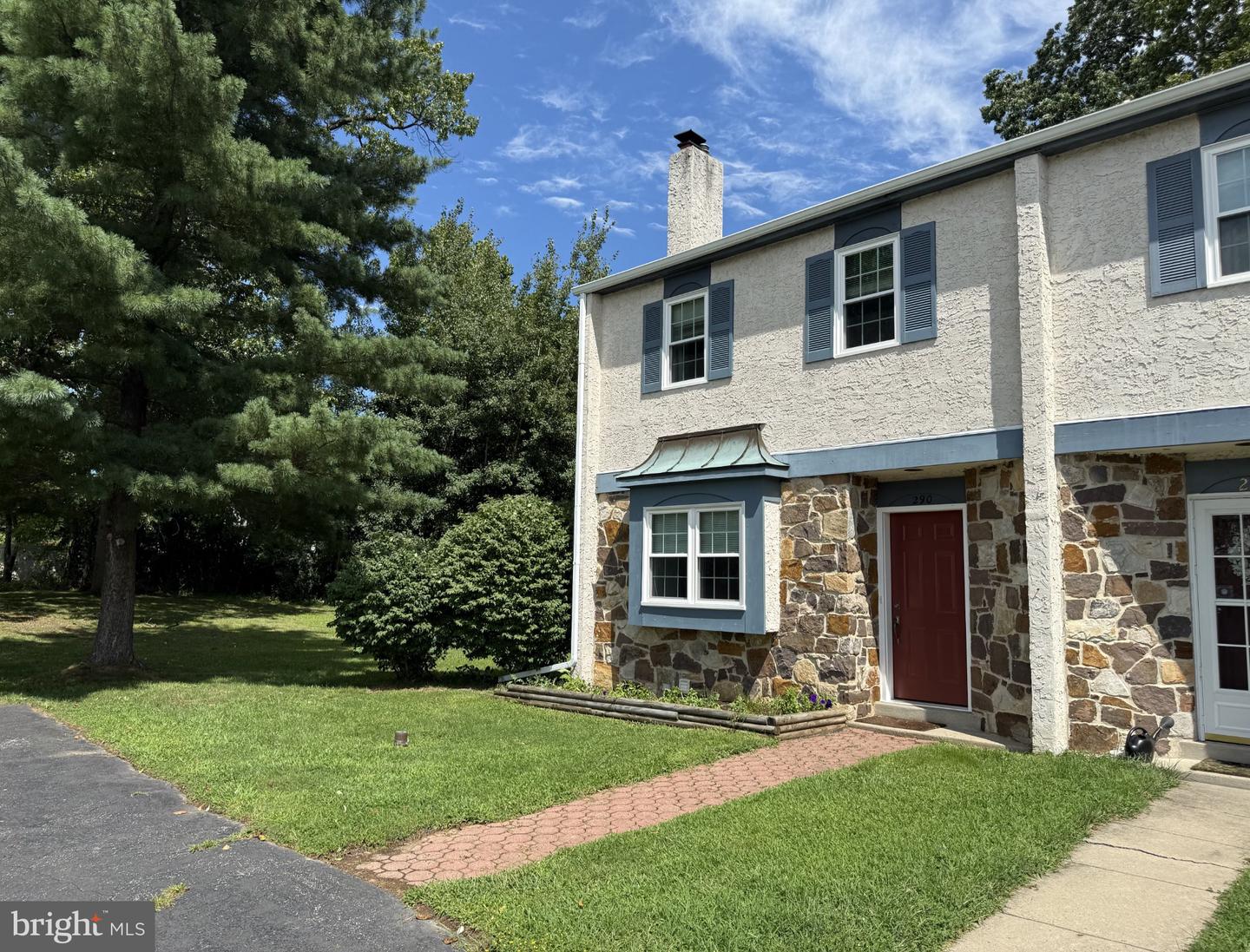290 Lawndale Ave Property Photo 1