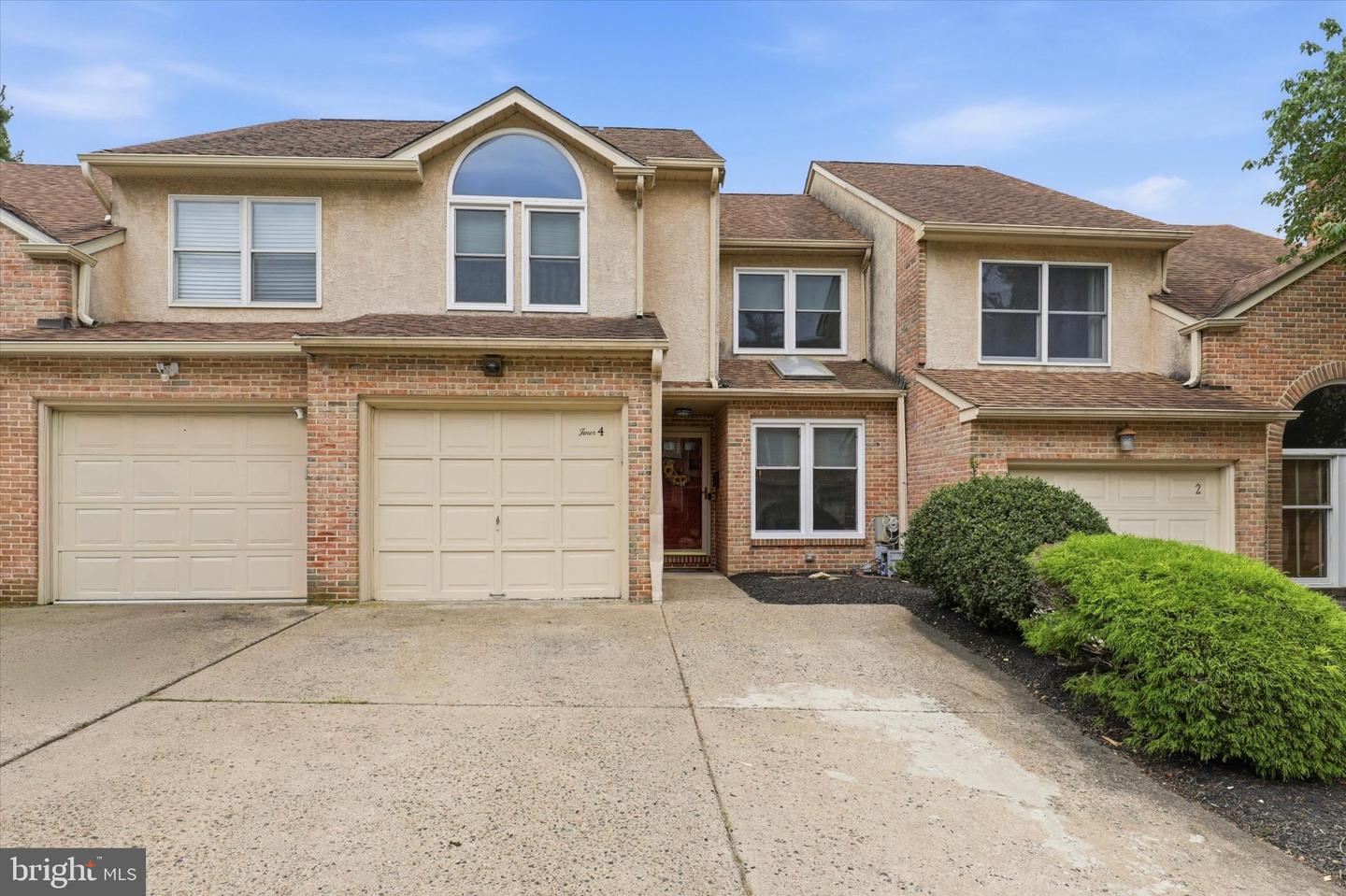 4 Summit Ct # Property Photo 1