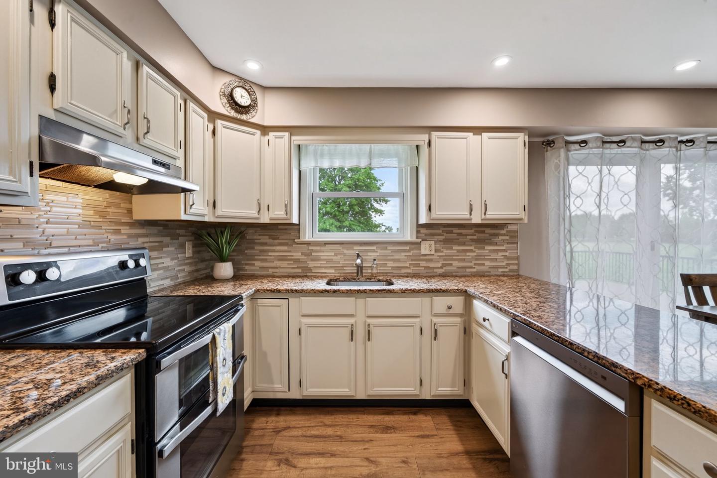 4 Moses Ln Property Photo 9