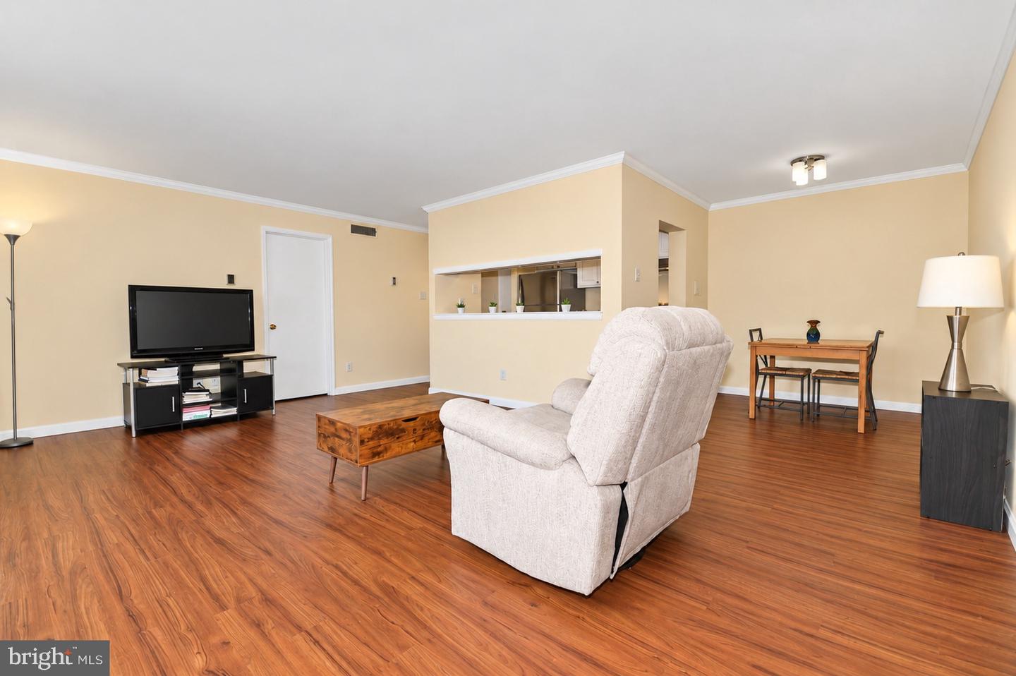1570 The Fairway #101 East Property Photo 4