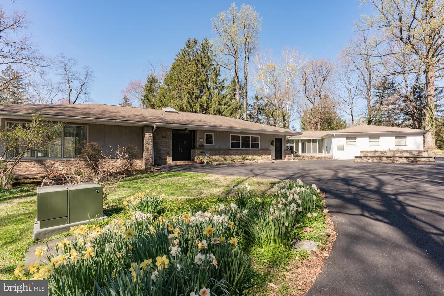 1211 E Butler Pike Property Photo 1