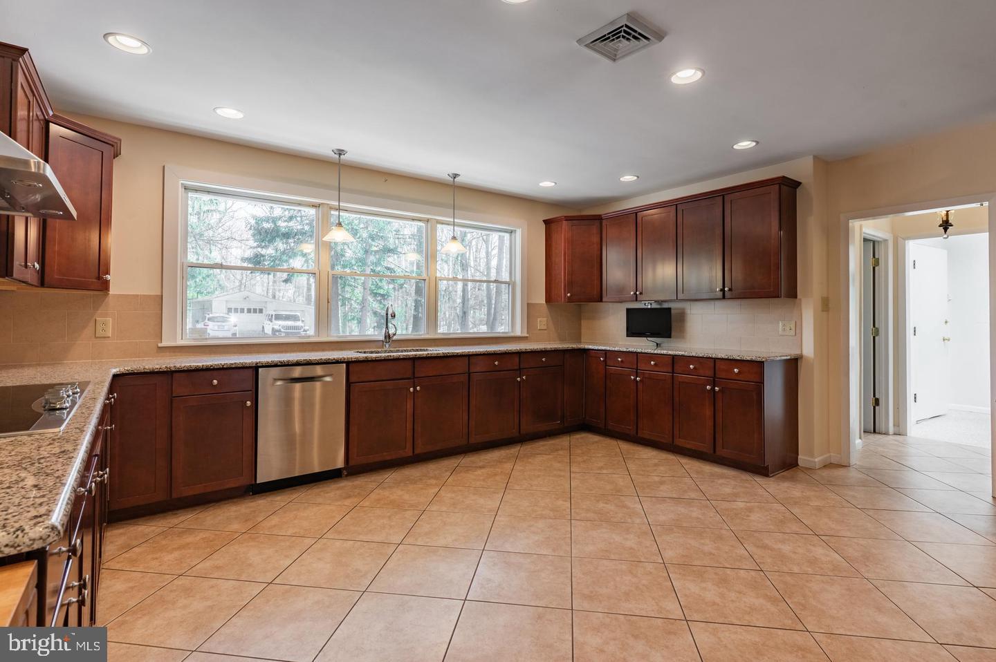 1211 E Butler Pike Property Photo 30