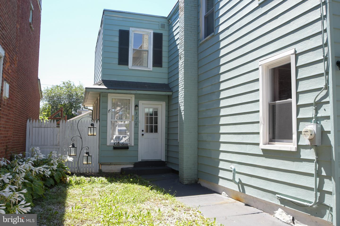 370 Beech St Property Photo 3