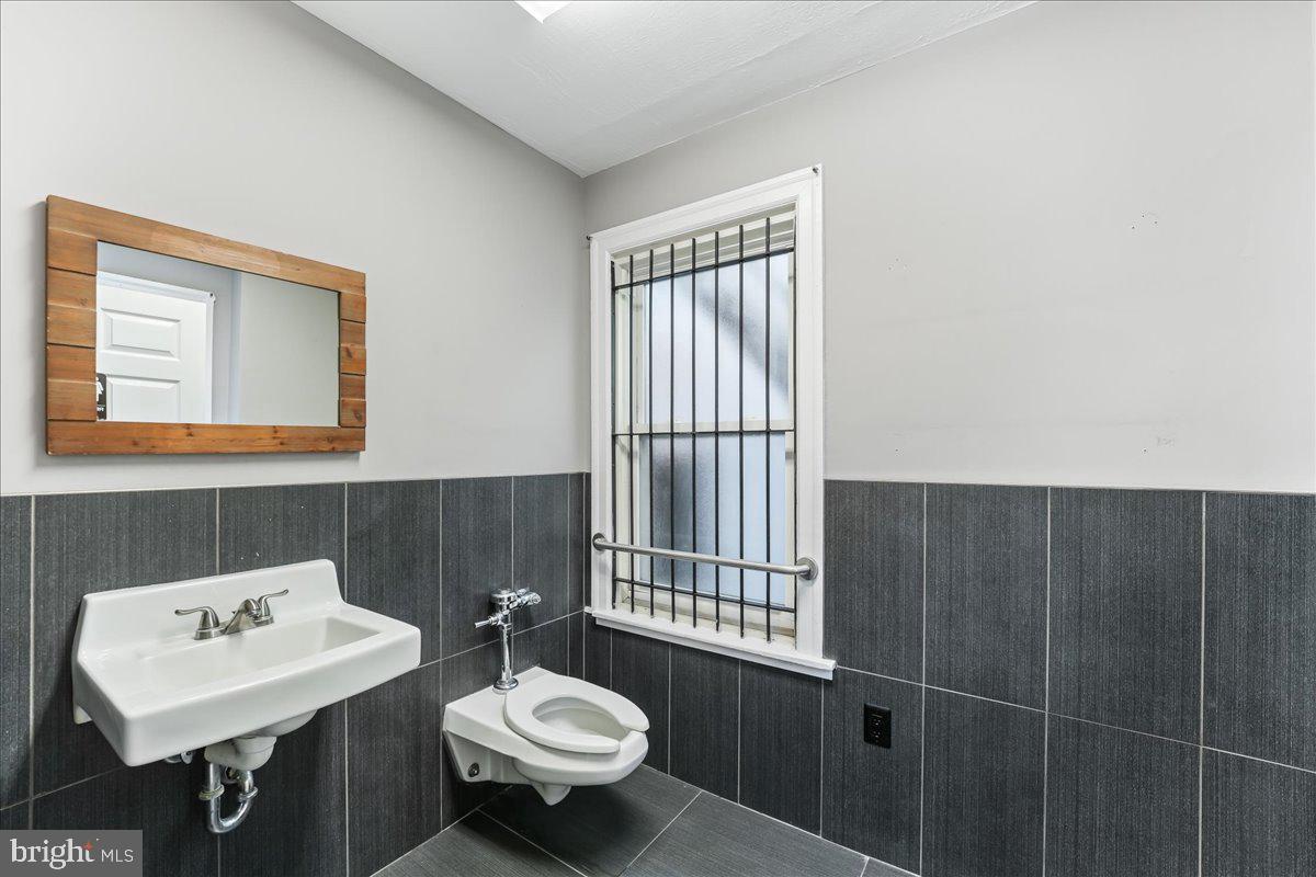 29 W Lancaster Property Photo 6