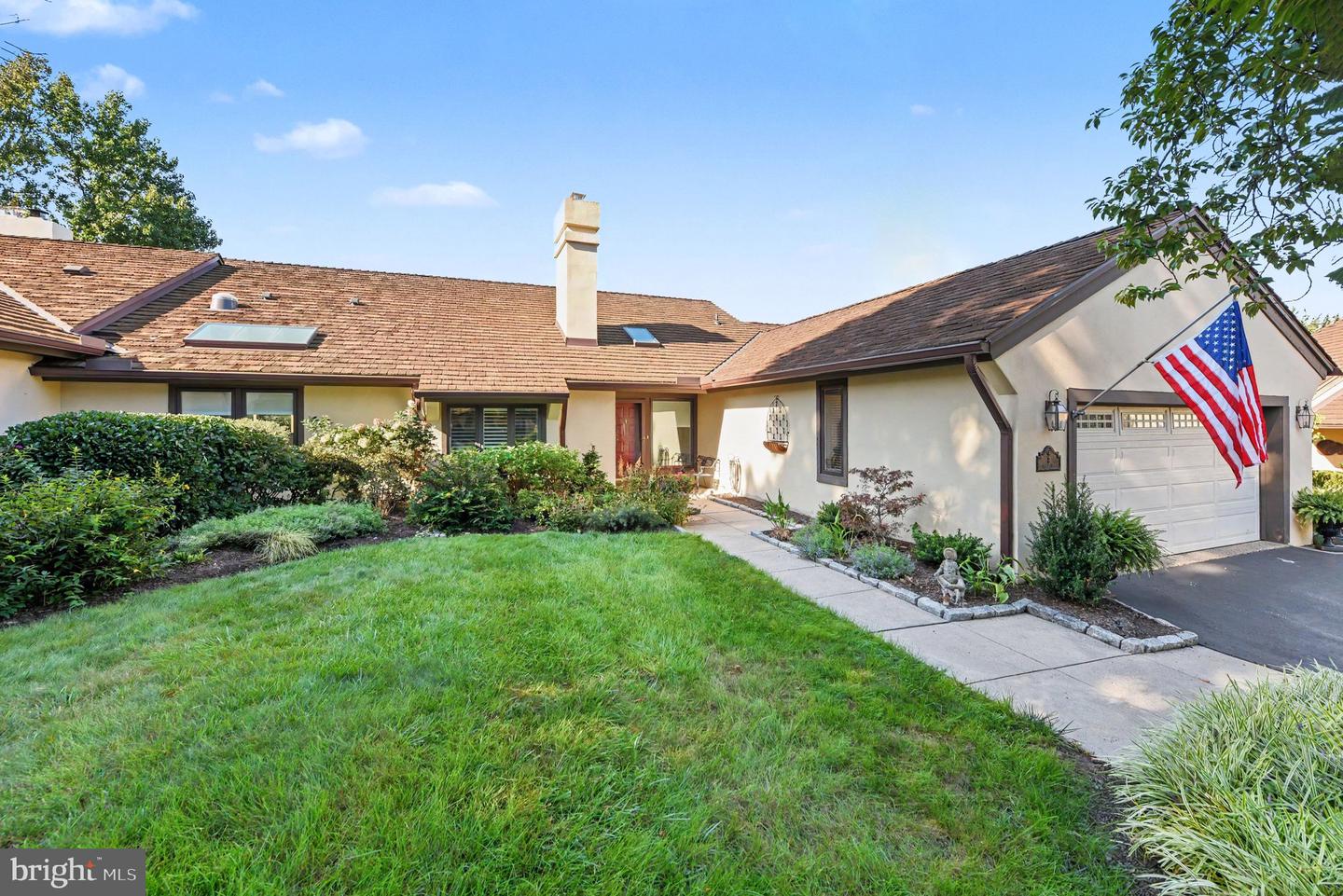 8 Bridle Ln Property Photo 1
