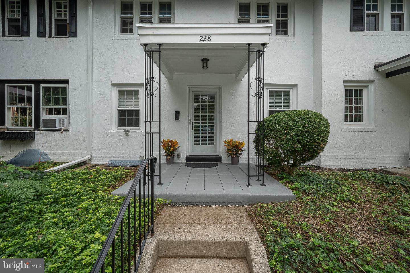 228 MONTGOMERY Property Photo 1