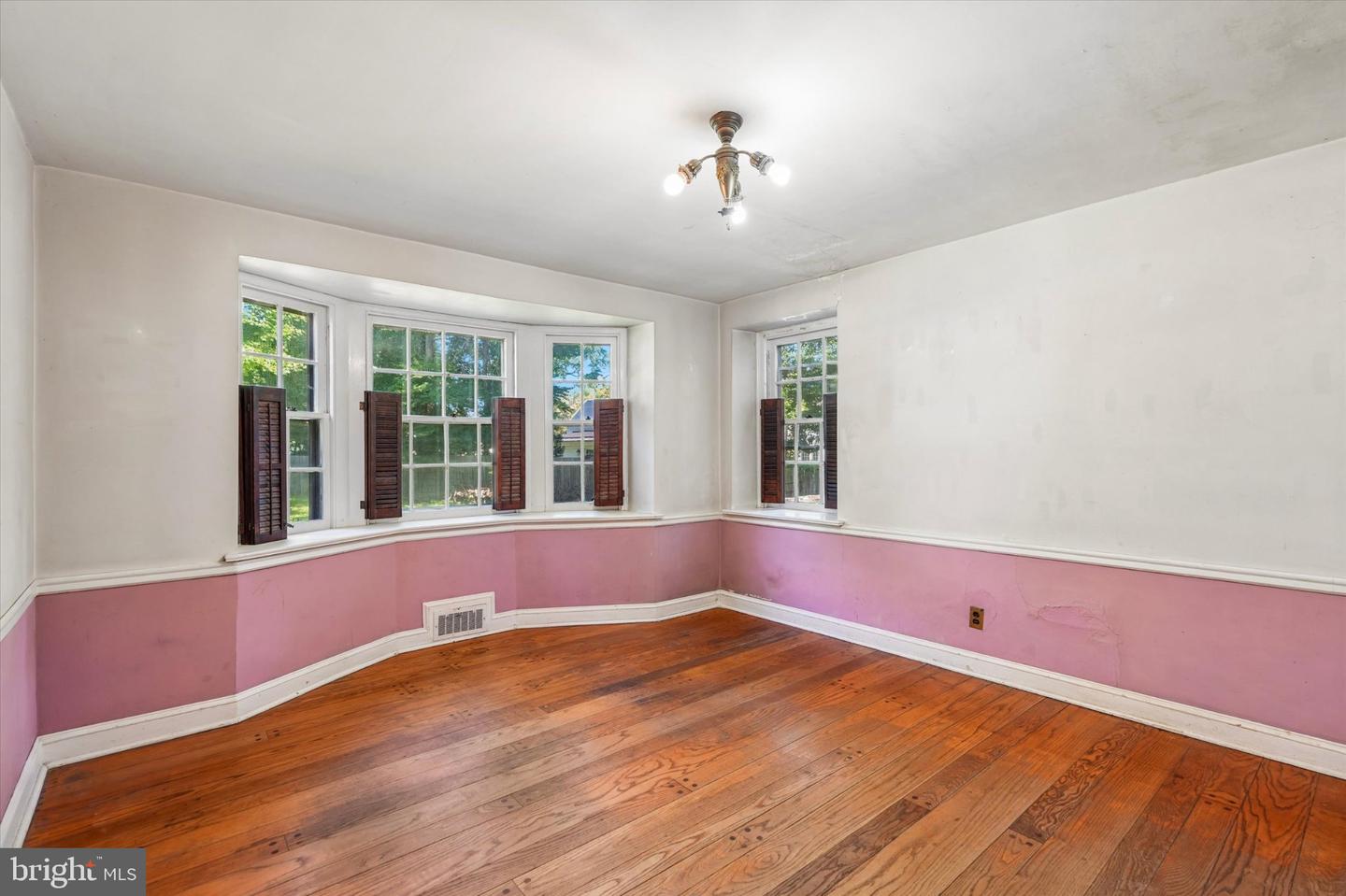 391 E Montgomery Ave # Property Photo 9