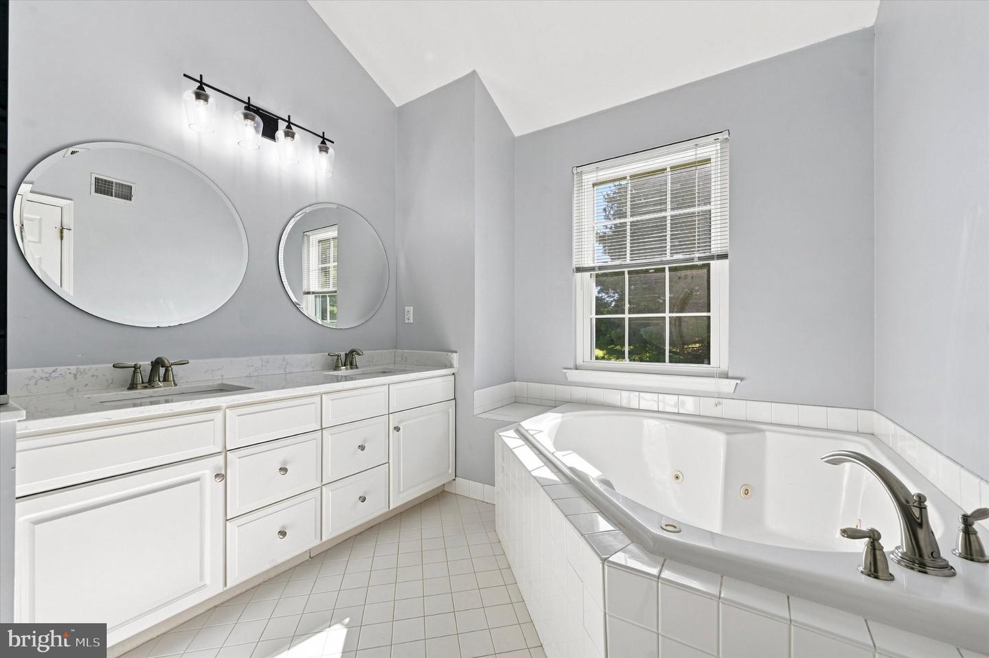 111 Gleneagles Dr Property Photo 16
