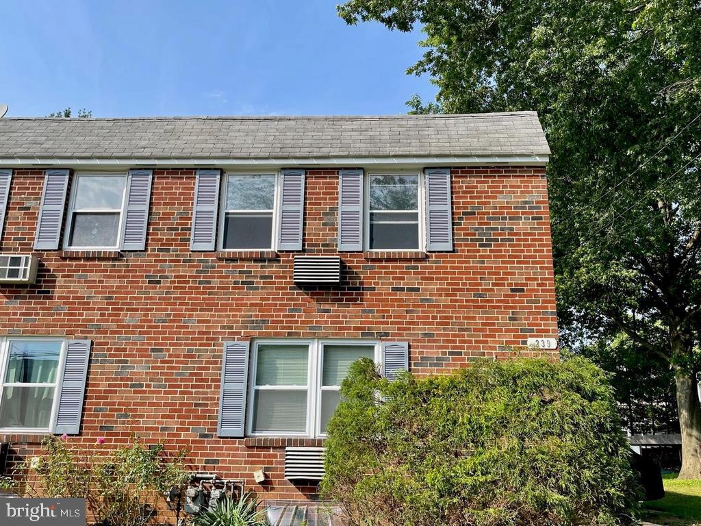239 S 3rd St #b Property Photo 2