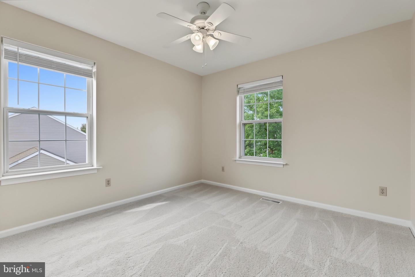 77 Autumn Ln Property Photo 33