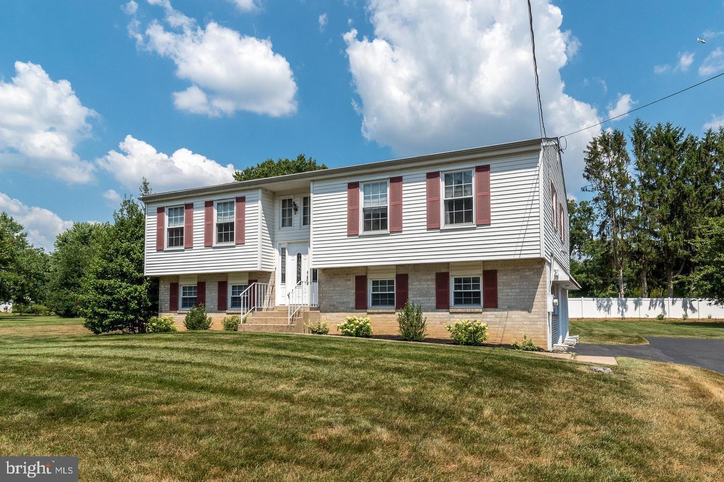 806 WRIGHT DR # Property Photo 1