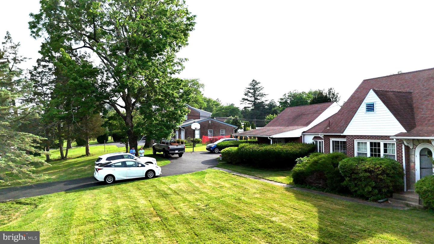 2438 Pine # Property Photo 2
