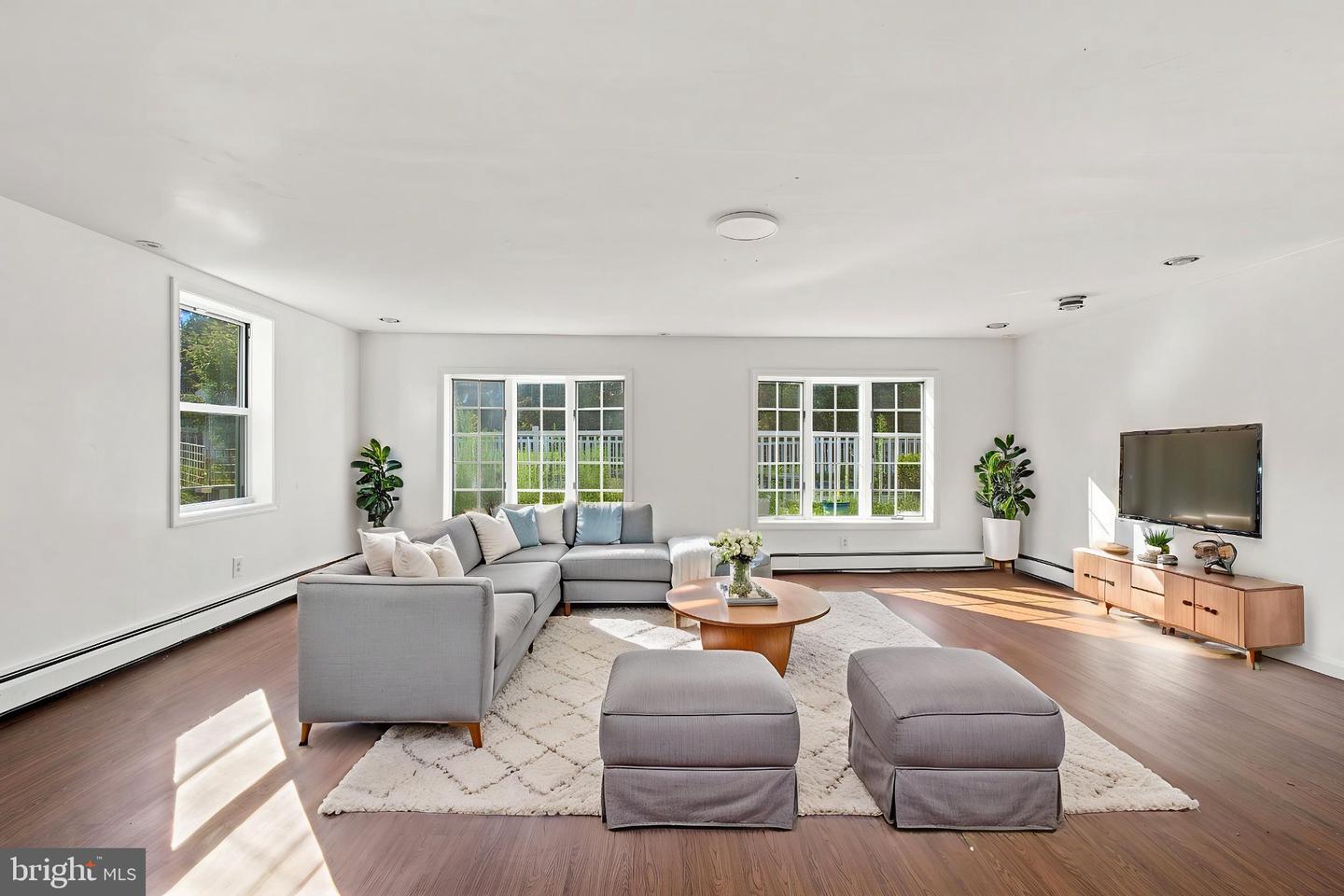 2438 Pine # Property Photo 5