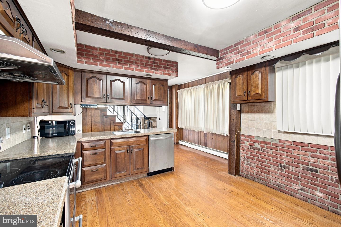 2438 Pine # Property Photo 7