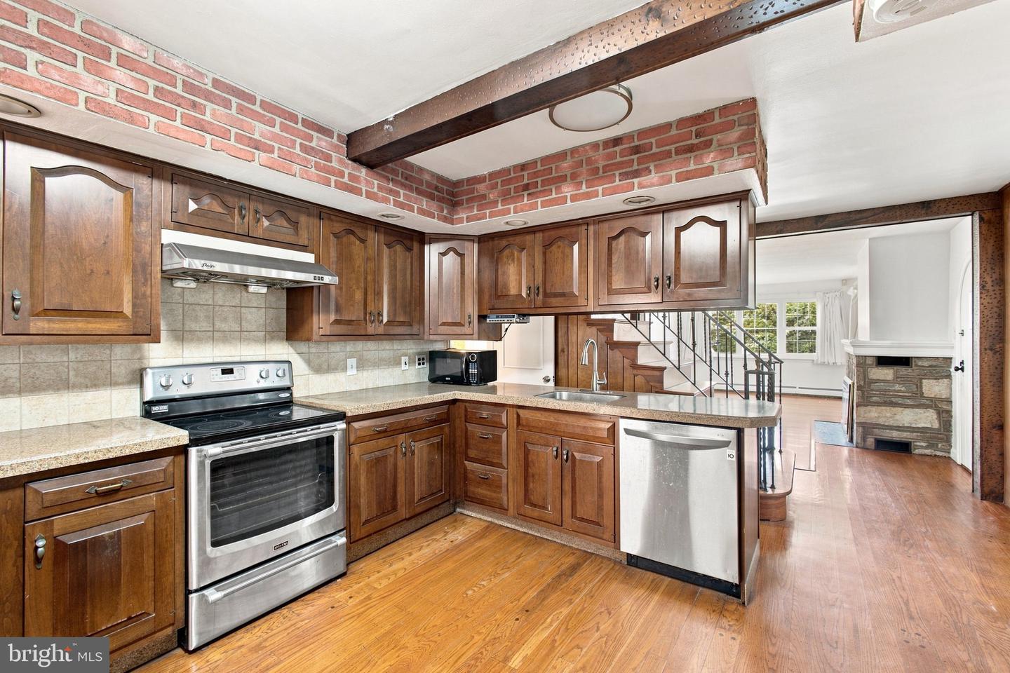 2438 Pine # Property Photo 8