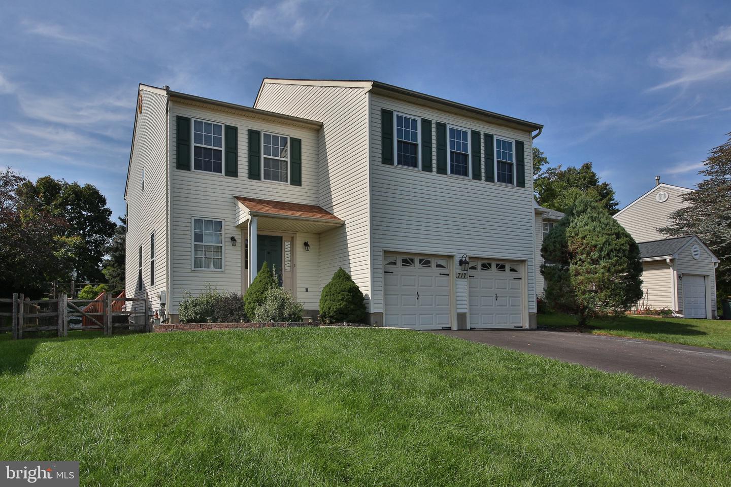717 QUEEN CIR # Property Photo 1