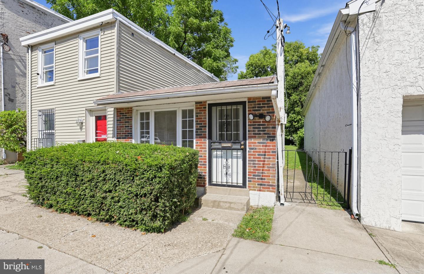 325 E Basin St Property Photo 2