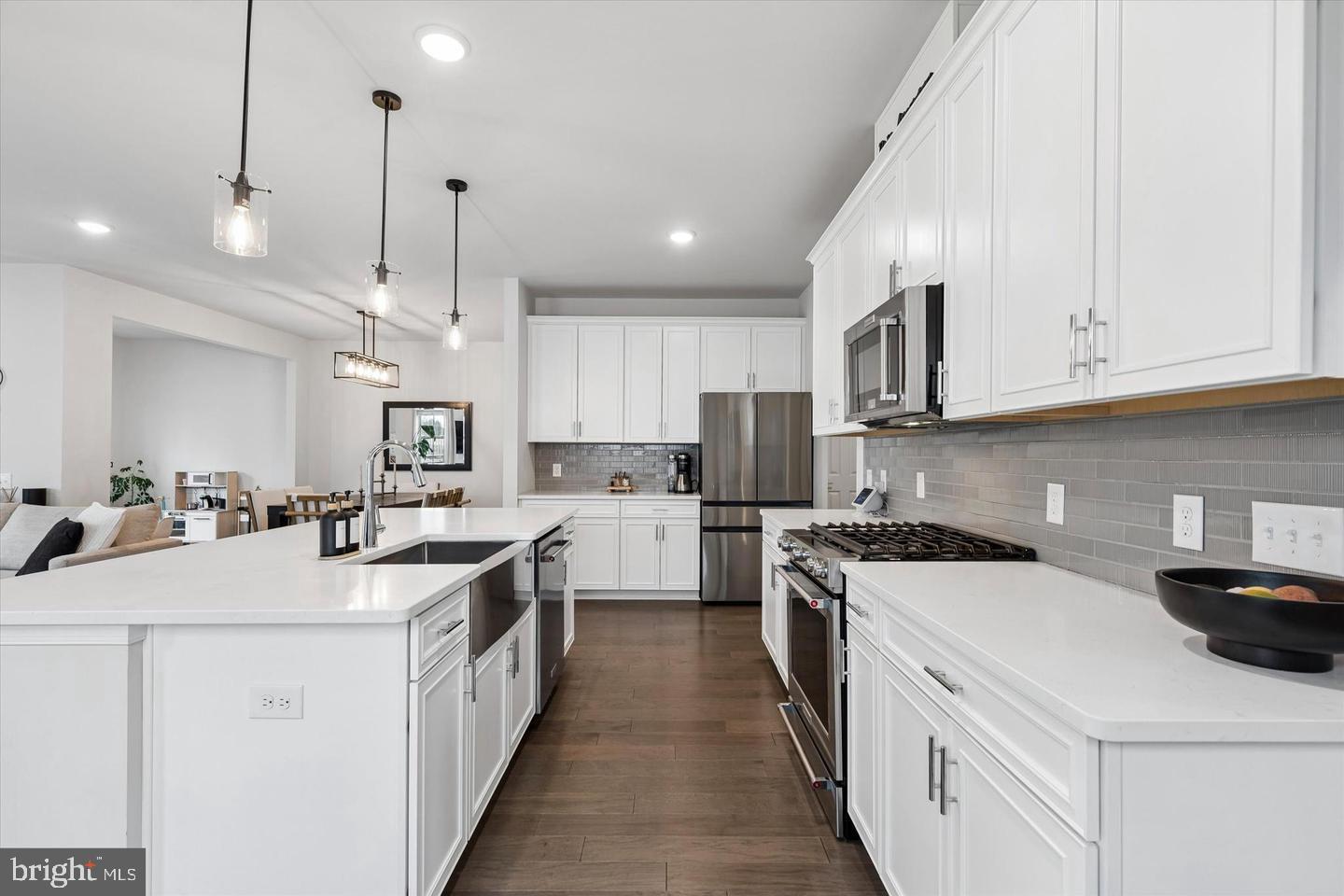 619 AMERICA # Property Photo 1