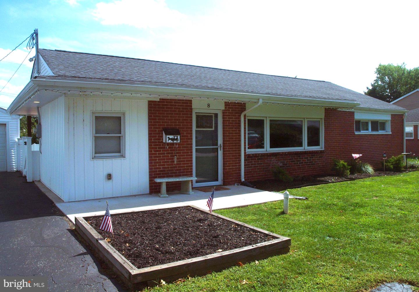 8 Laurel Ln Property Photo 1