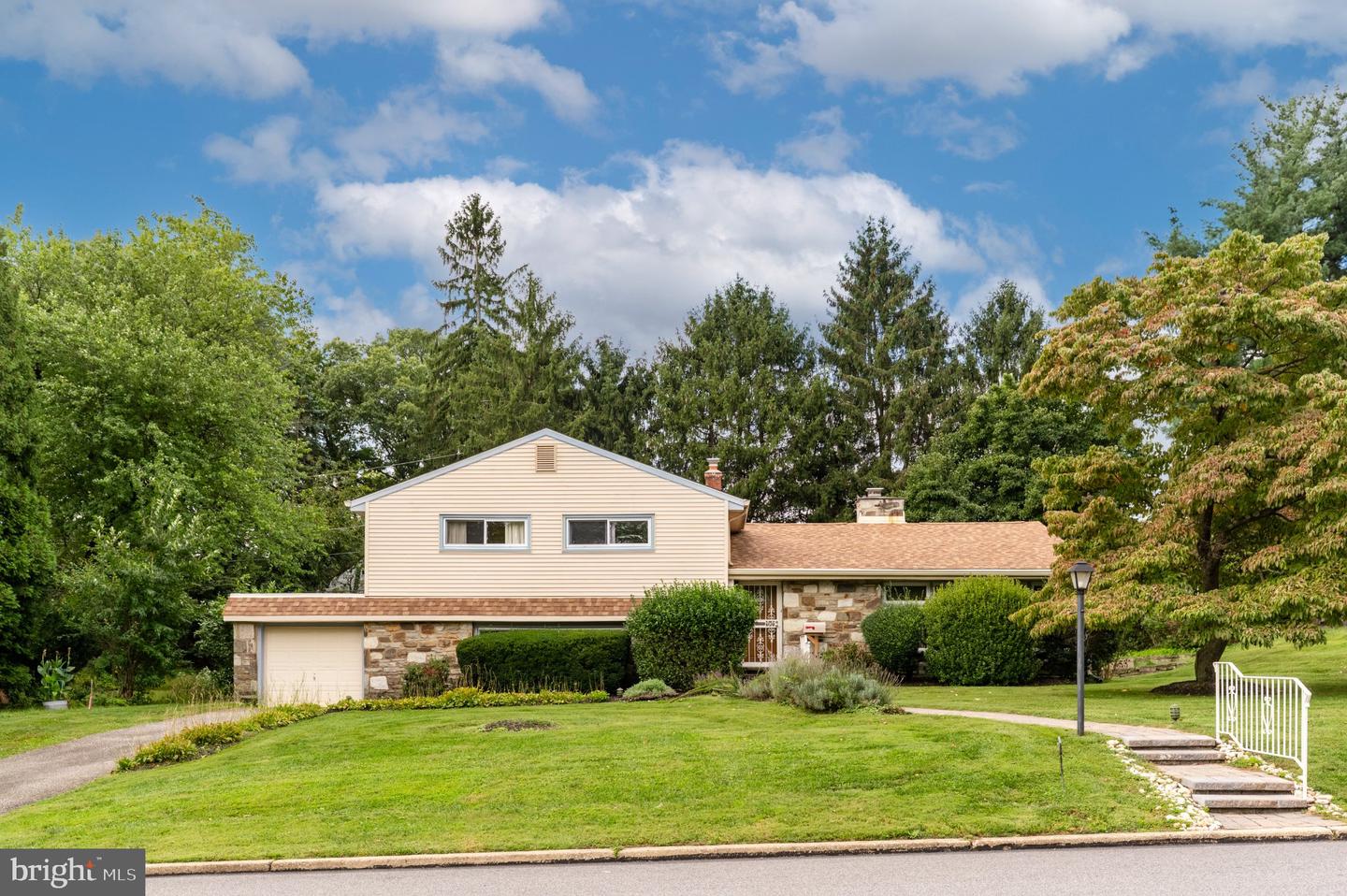310 HEDGEROW LN Property Photo 1