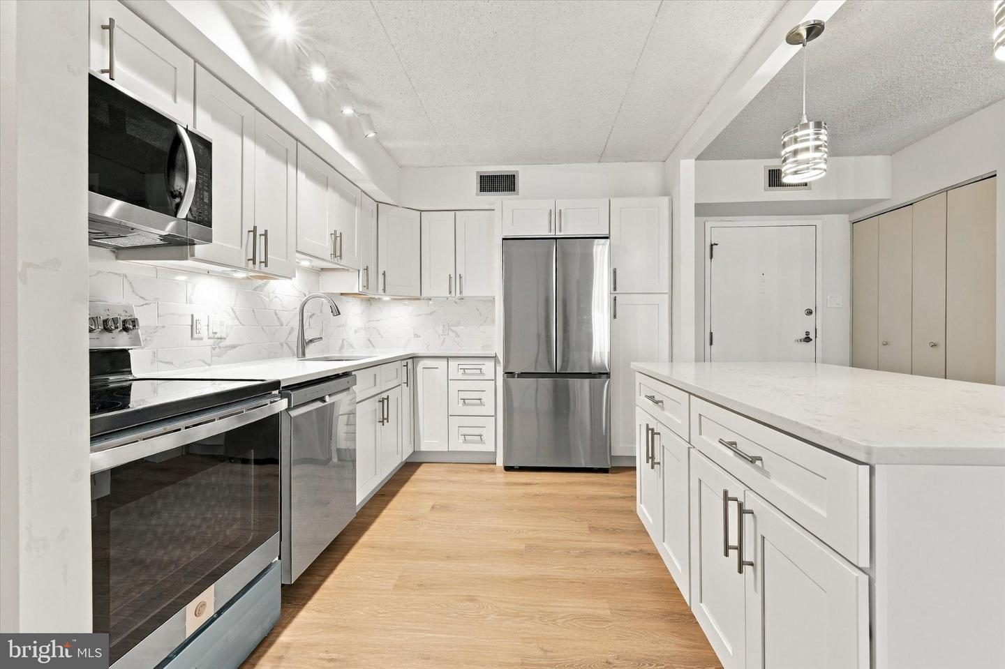 10918 Valley Forge Cir #918 Property Photo 5
