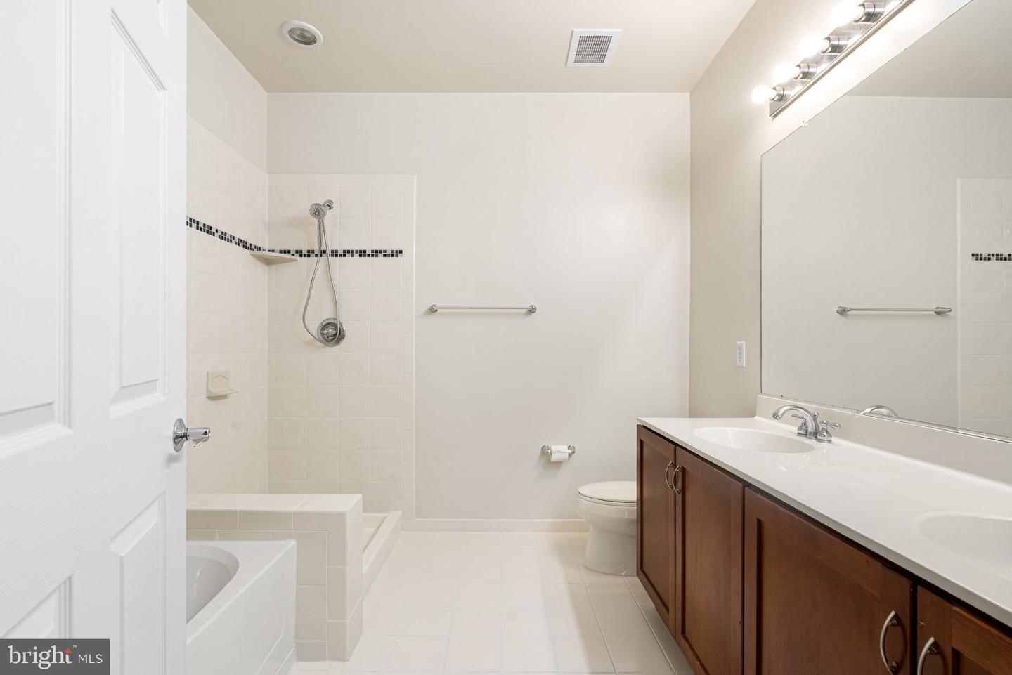 200 W Elm St #1106 Property Photo 4