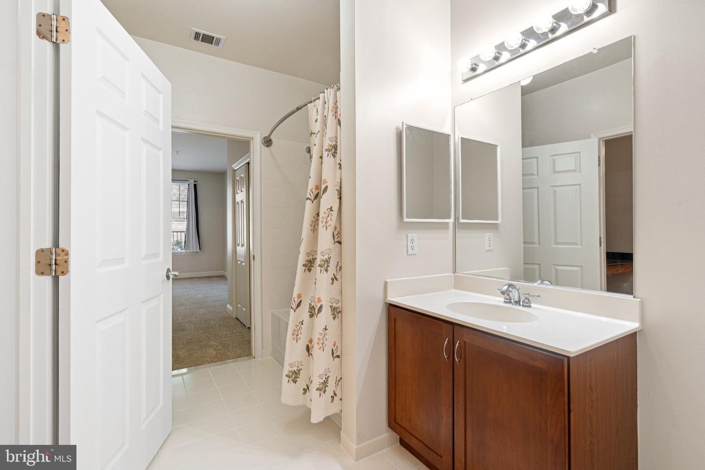 200 W Elm St #1106 Property Photo 15