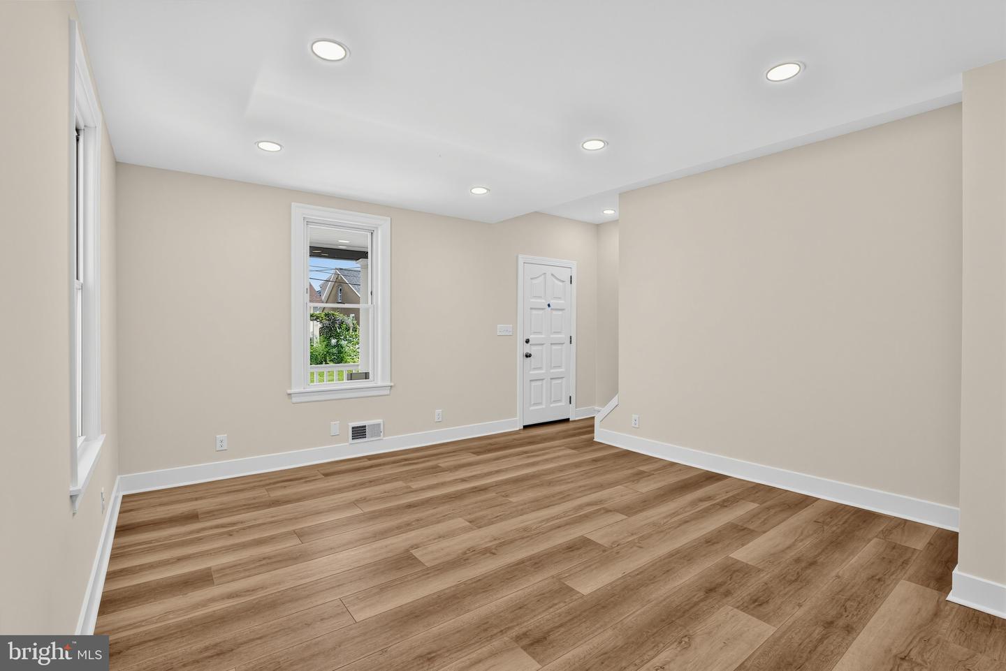 470 N Tyson Ave Property Photo 4