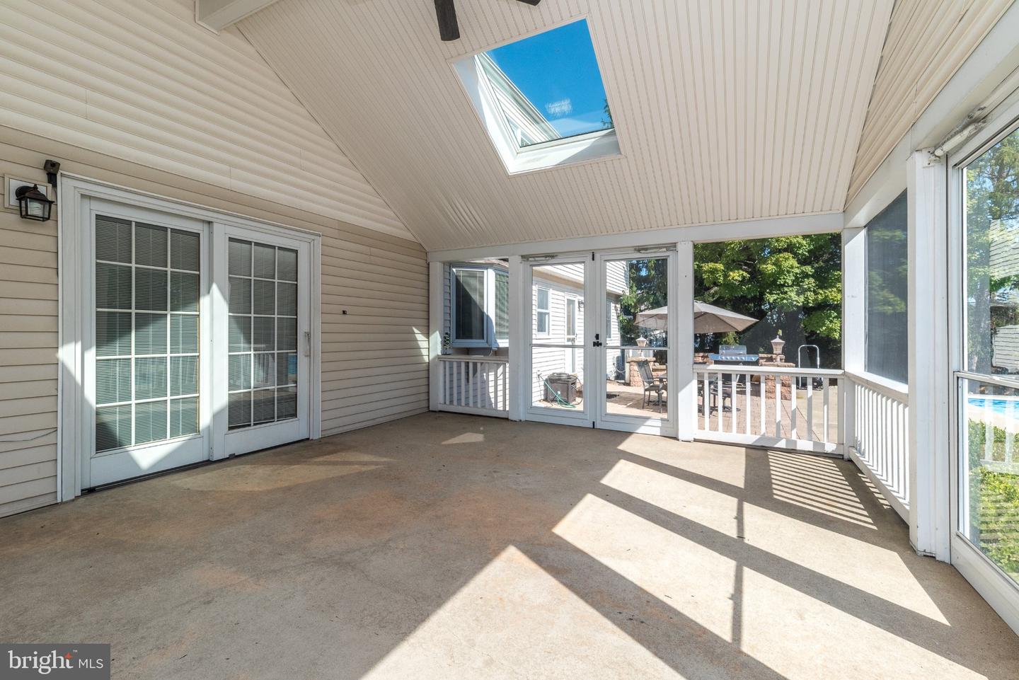 2049 Valley View Way Property Photo 4