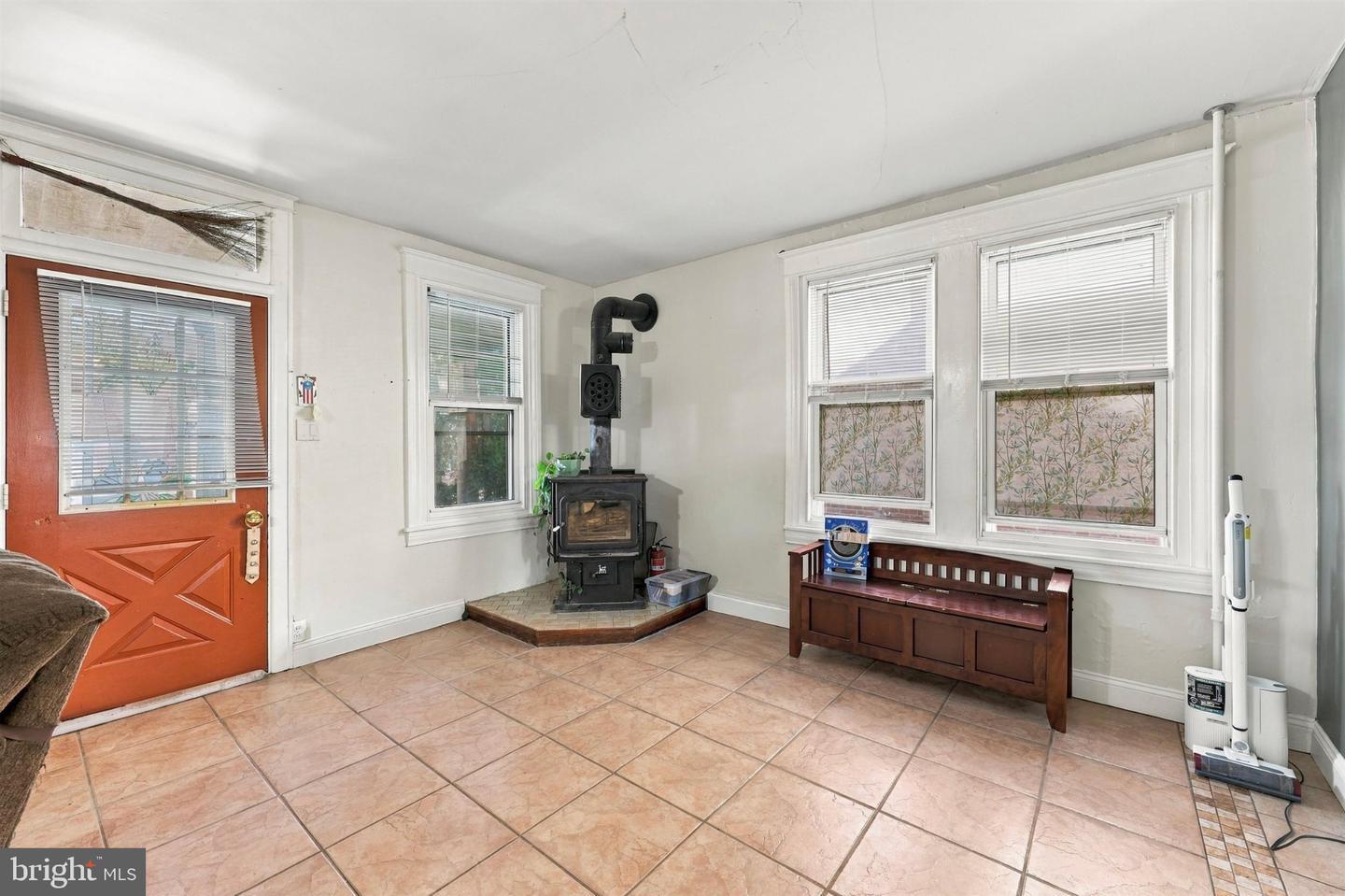 1424 Juniper St Property Photo 6
