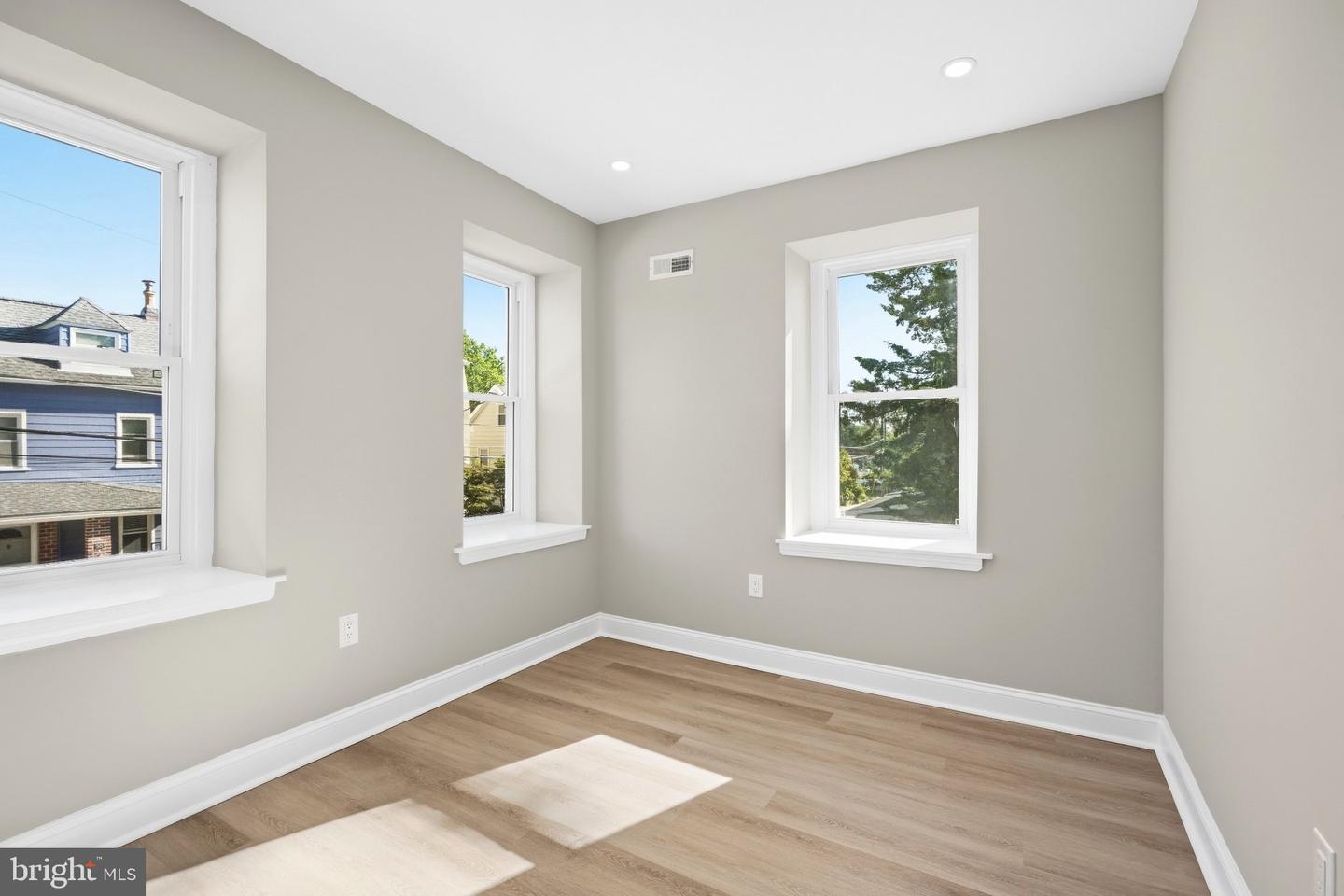 514 East Ave # Property Photo 33