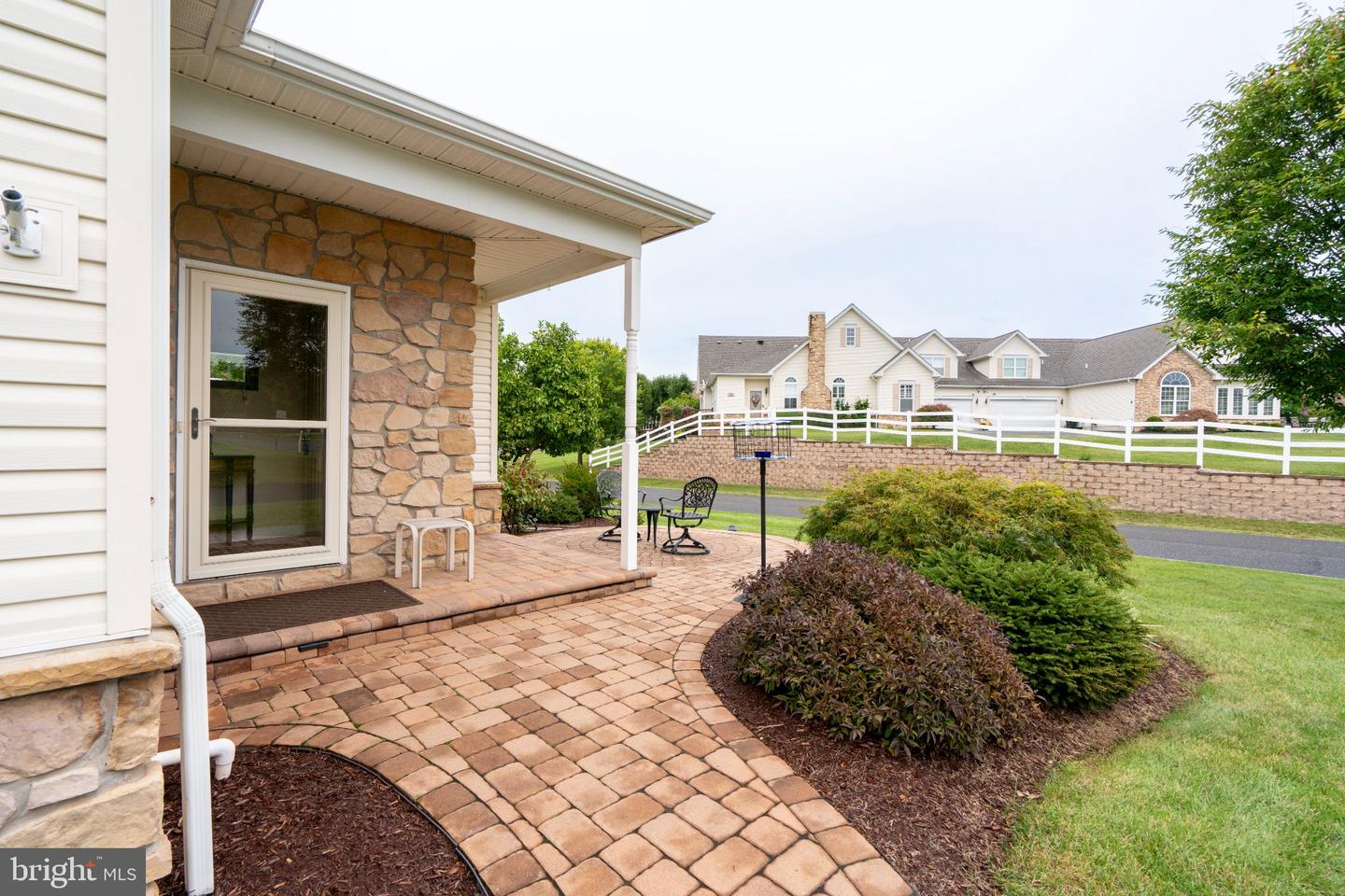 1075 Burgundy Cir Property Photo 6