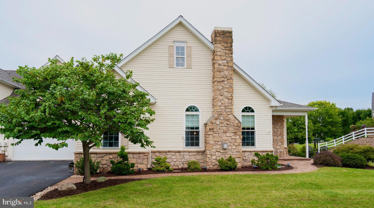 1075 Burgundy Cir Property Photo 7