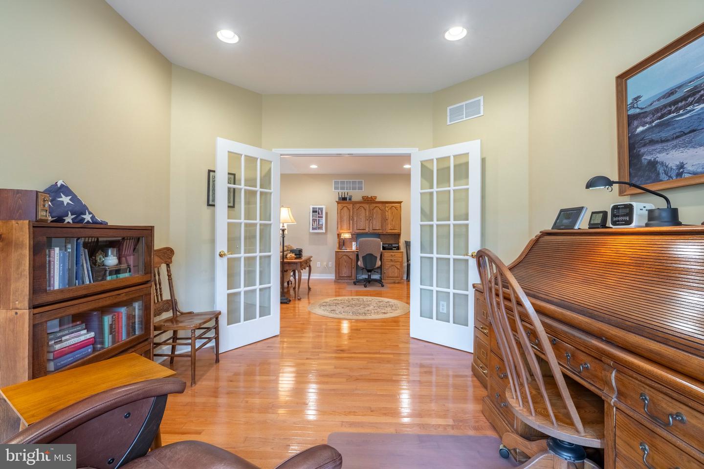 1075 Burgundy Cir Property Photo 18