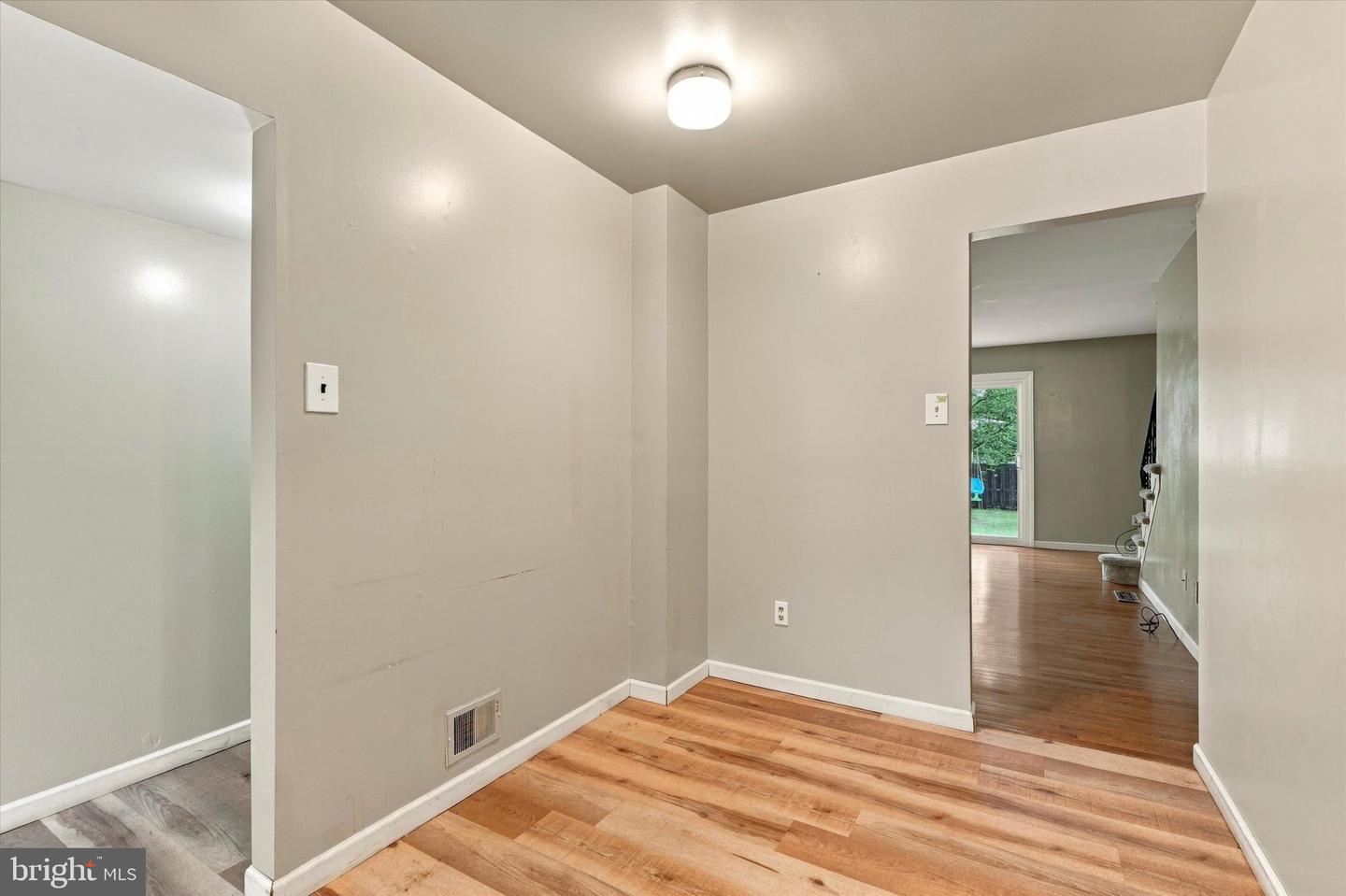631 Village Ln Property Photo 3