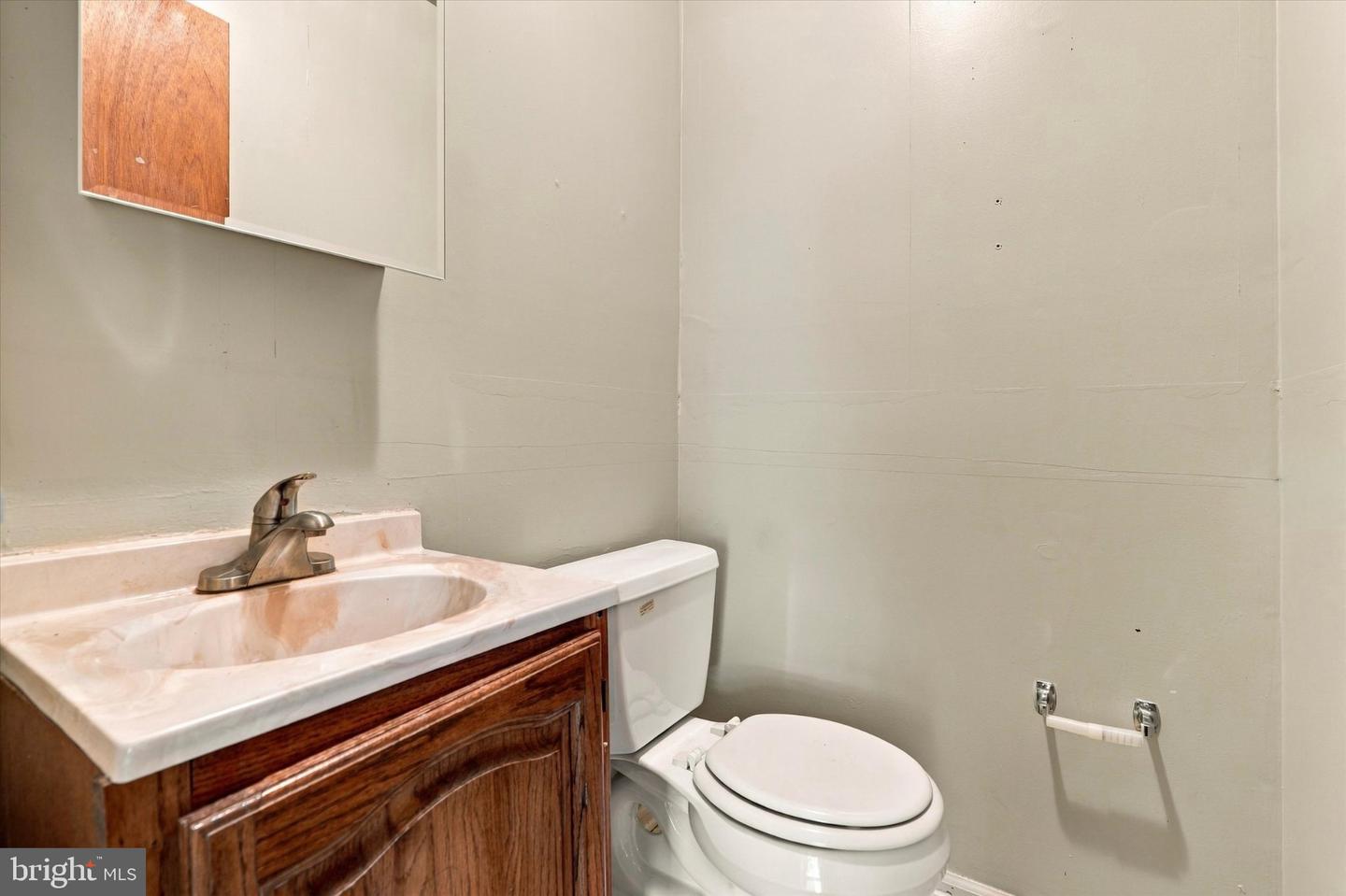 631 Village Ln Property Photo 8