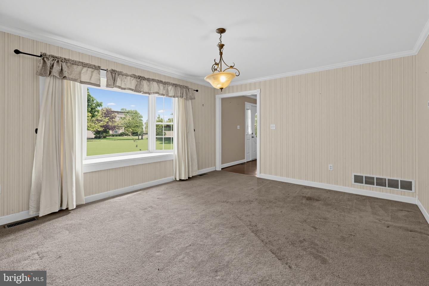 240 Park Ave Property Photo 8