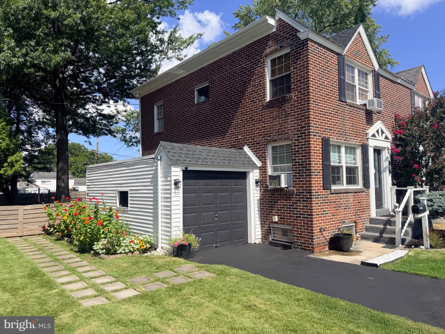 1051 Birch St # Property Photo 4