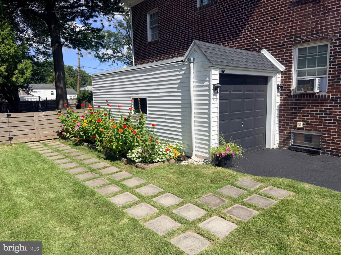 1051 Birch St # Property Photo 5
