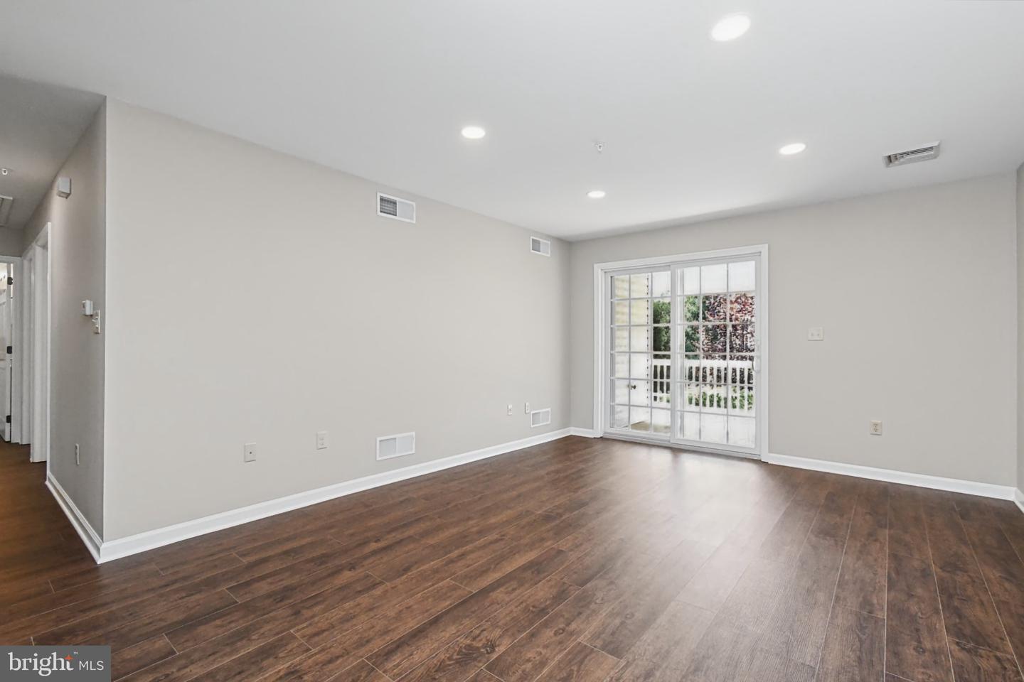 2461 E High St #cre Property Photo 5