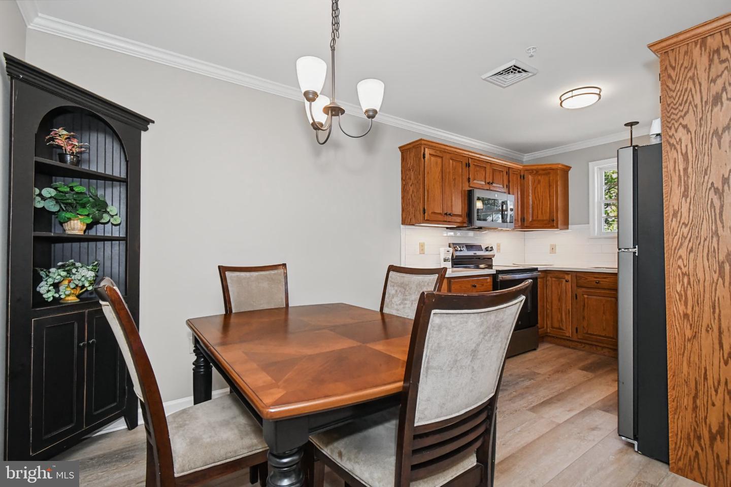 2461 E High St #hii Property Photo 4