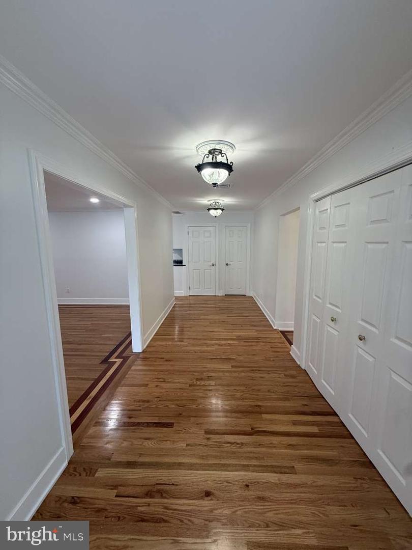 7949 Rolling Green Rd Property Photo 3