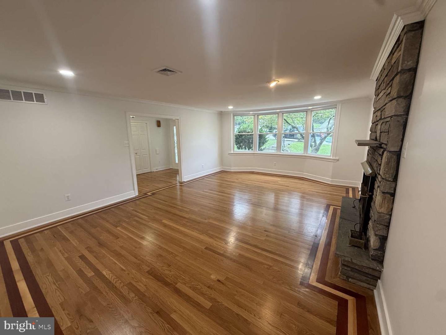 7949 Rolling Green Rd Property Photo 10