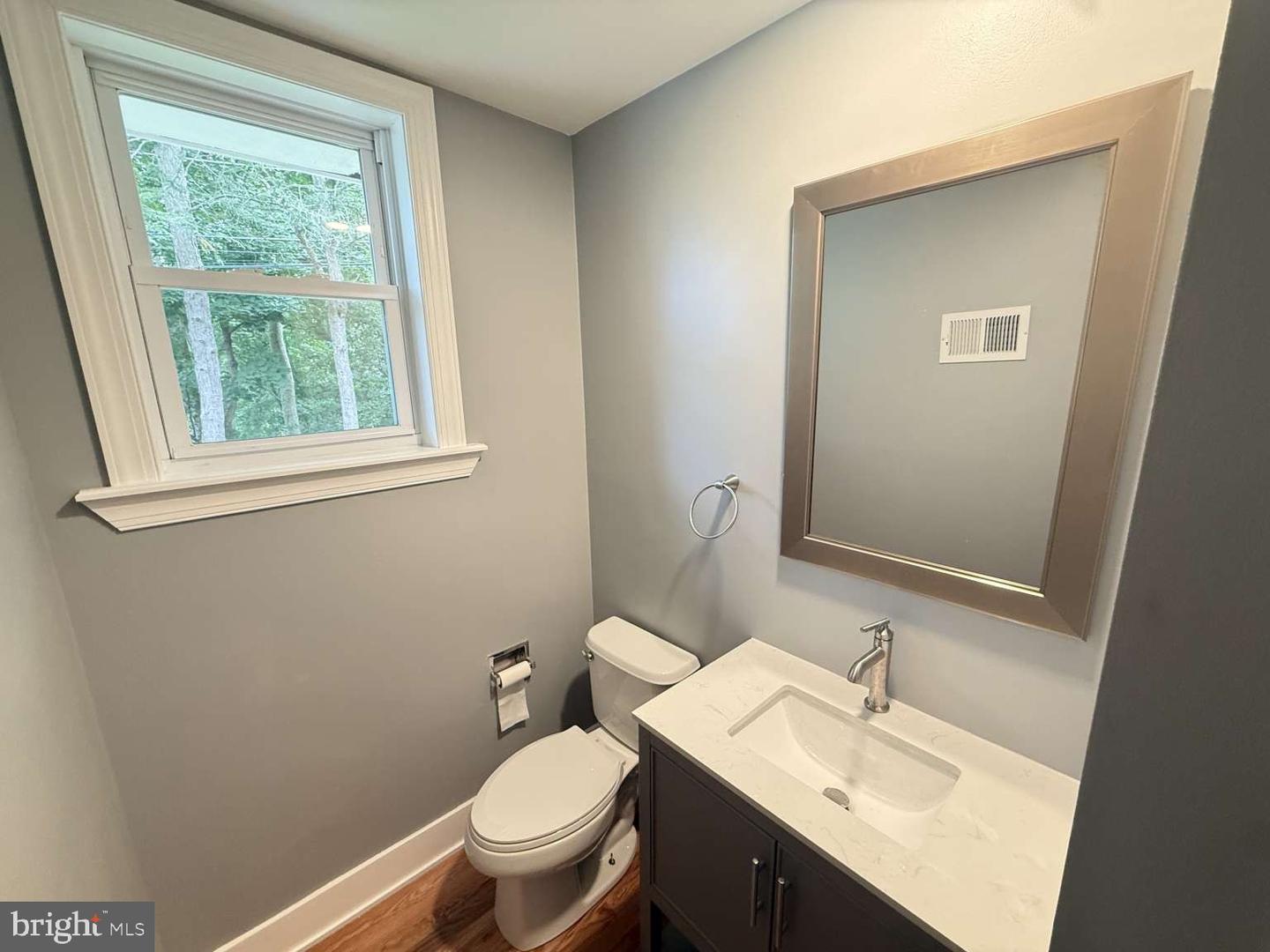 7949 Rolling Green Rd Property Photo 11