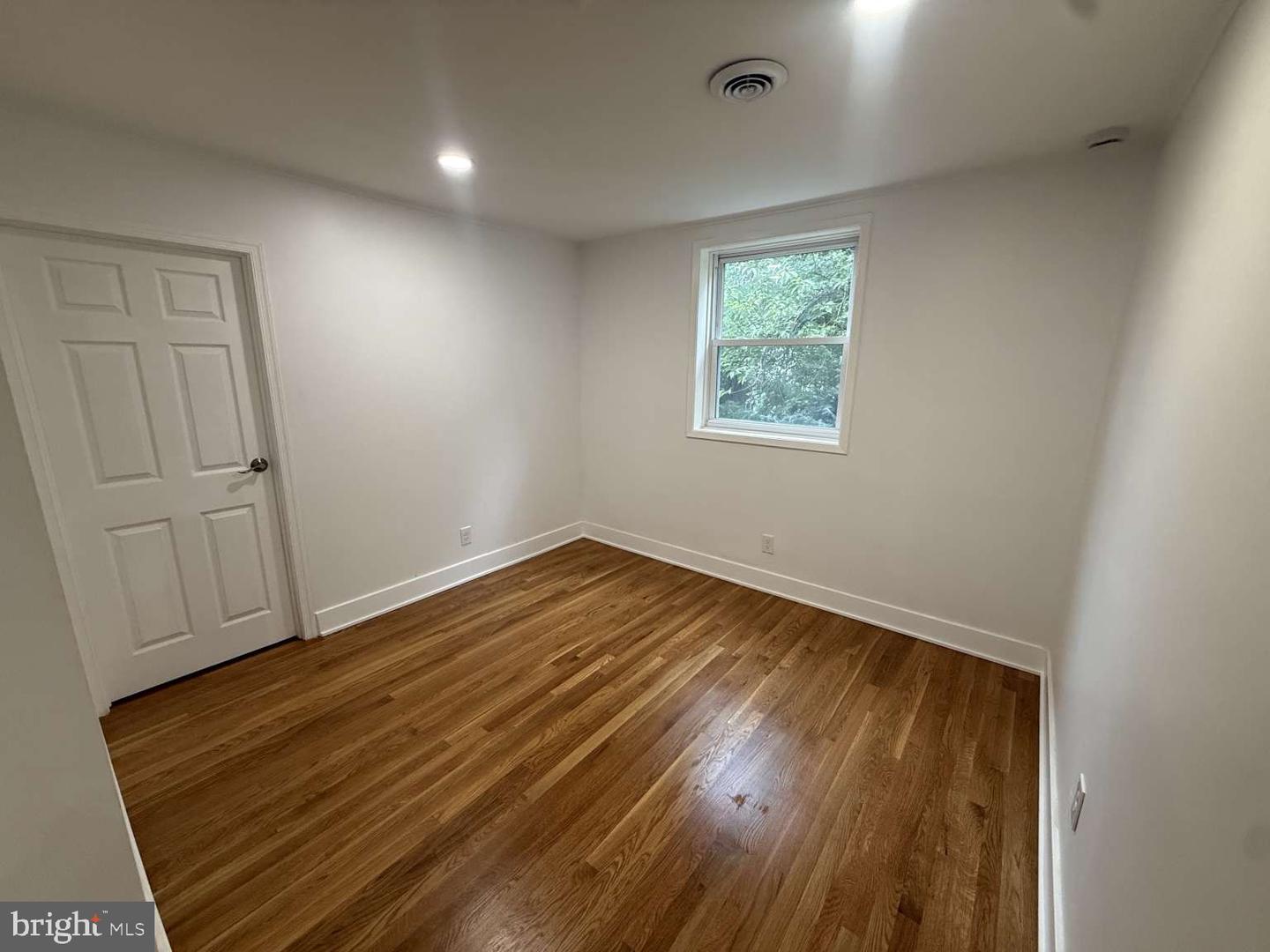 7949 Rolling Green Rd Property Photo 12