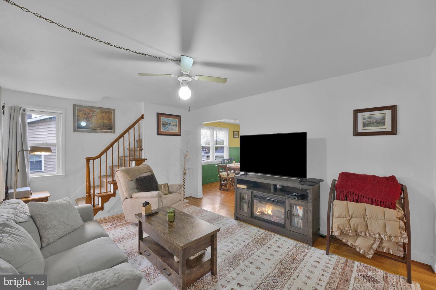 210 E Howard St Property Photo 6