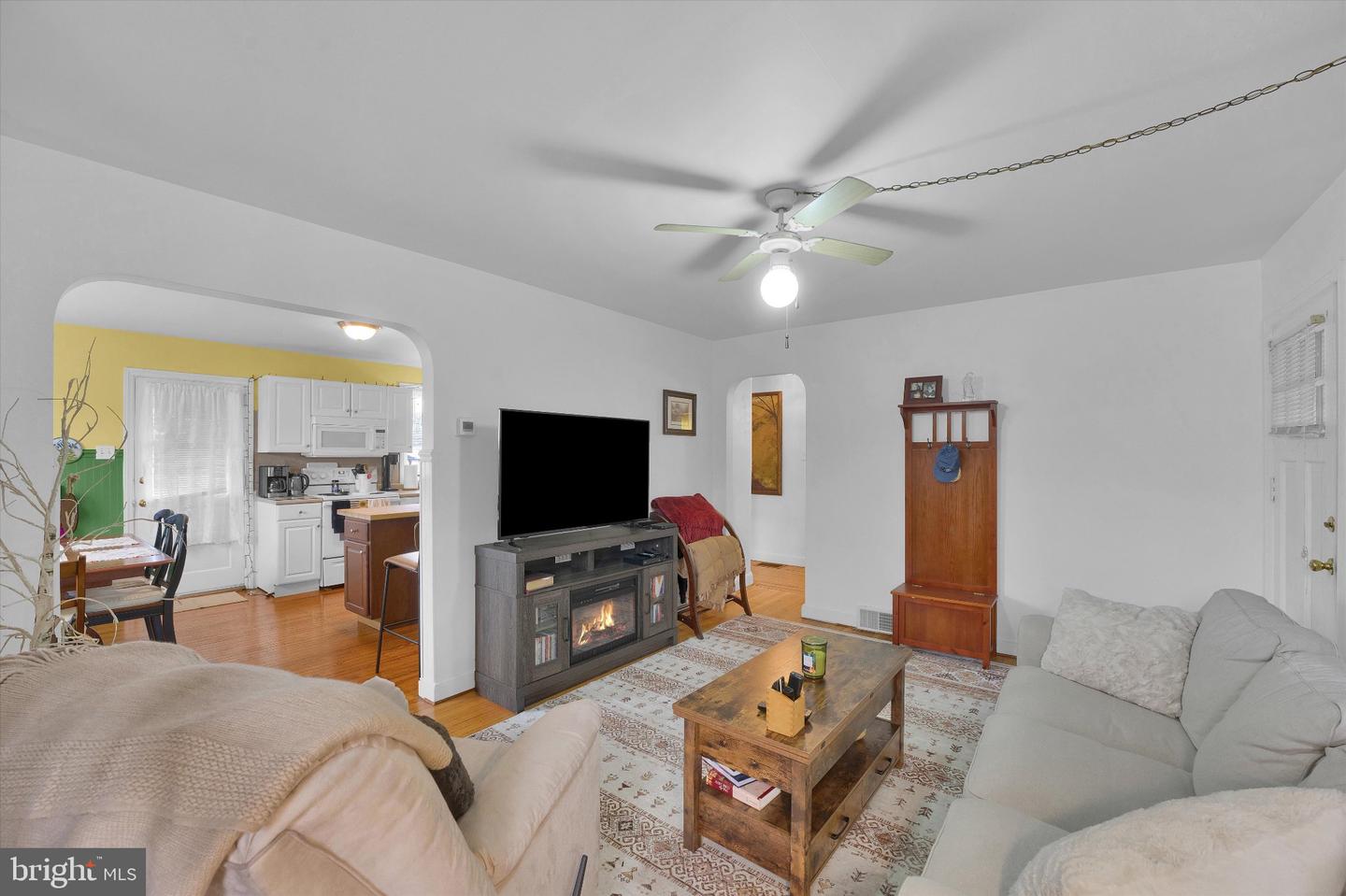 210 E Howard St Property Photo 10