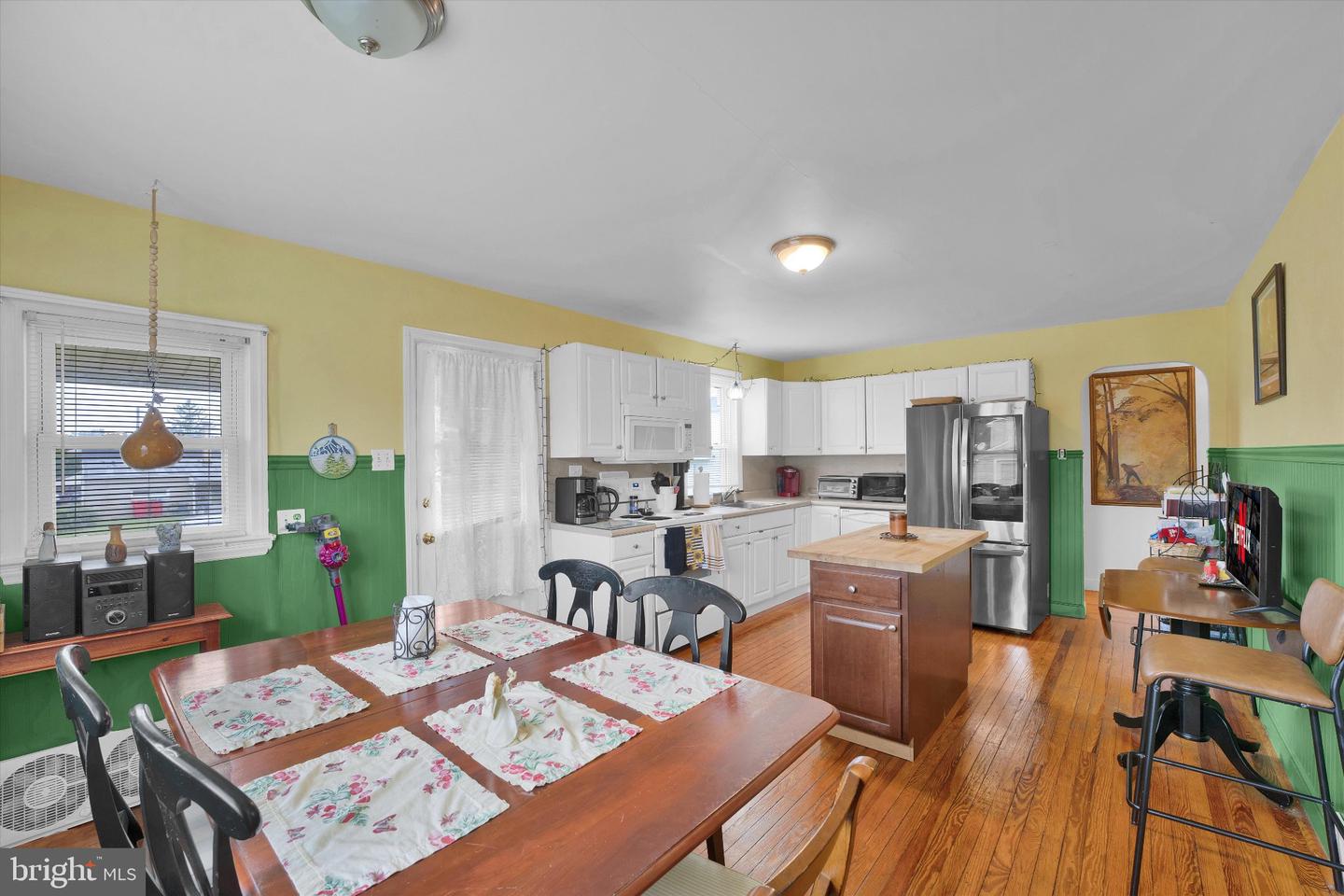210 E Howard St Property Photo 11