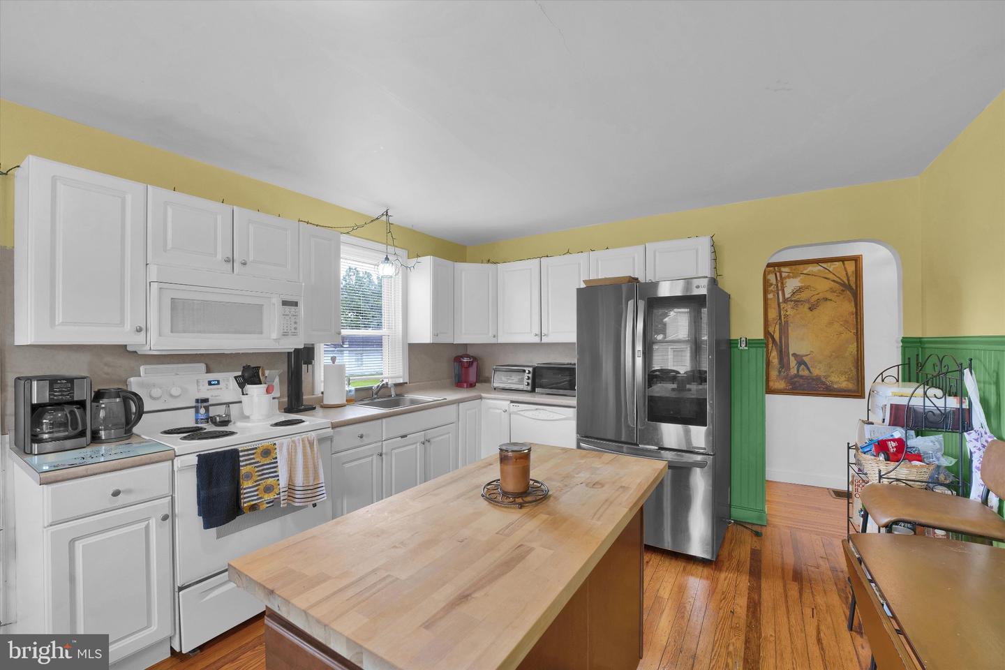 210 E Howard St Property Photo 12